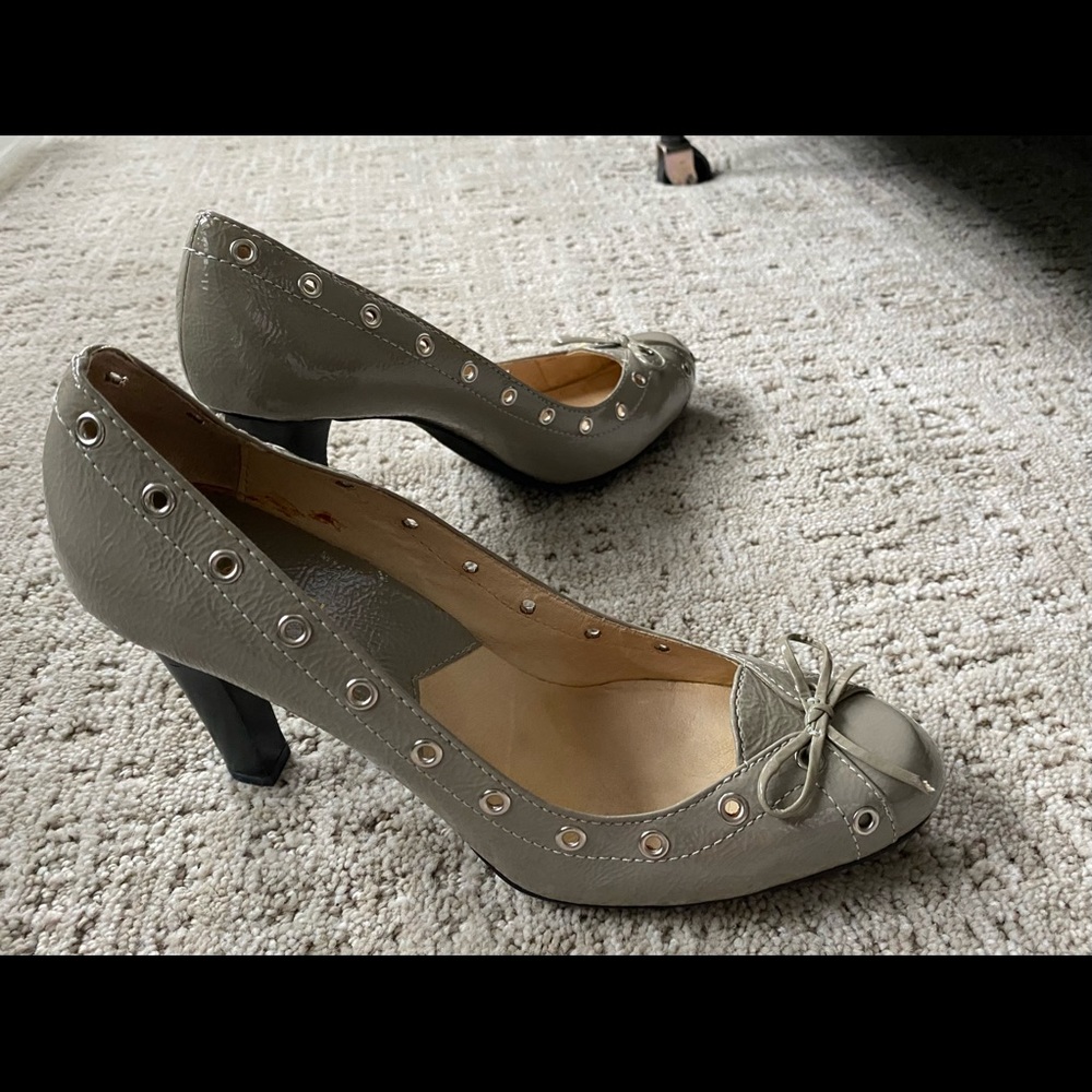 MICHAEL KORS gray & silver grommets/accents heels. Size 8.5